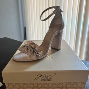 Jewel Badgley Mischka Deva Block Champagne Color Heel